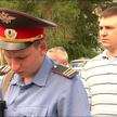 Drużynnik z czerwoną opaską na lewym ramieniu w trakcie szkolenia, przeprowadzanego przez policję w 