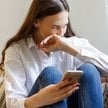 Z raportu wynika, że nawet jeżeli sąd zakazał stalkerowi zbliżania się i kontaktowania z ofiarą, to 