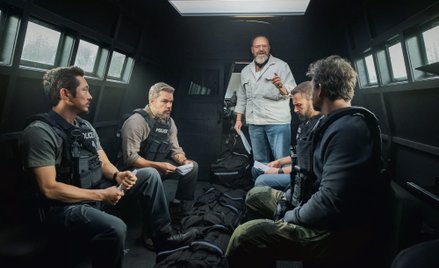 Steven Yeun jako detektyw Mike Ro, Matt Damon jako porucznik Dane Dumars, scenarzysta/reżyser Joe Ca