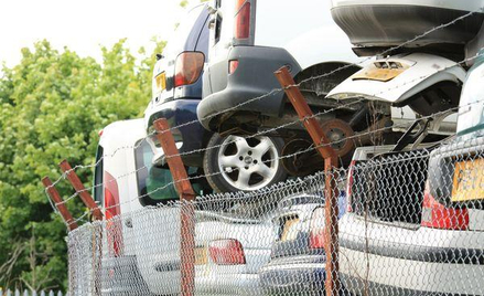 Opłaty recyklingowe: Urzędy marszałkowskie ścigają handlarzy aut