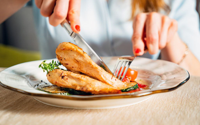 Czy eskalopki z piersi kurczaka rzeczywiście są zdrowszą alternatywą dla krwistego steku?