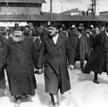 Czerwiec 1931 r. Dworzec Główny w Warszawie. Żydzi żegnający rabina Abrahama Mordechaja Altera, wspó