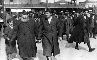 Czerwiec 1931 r. Dworzec Główny w Warszawie. Żydzi żegnający rabina Abrahama Mordechaja Altera, wspó
