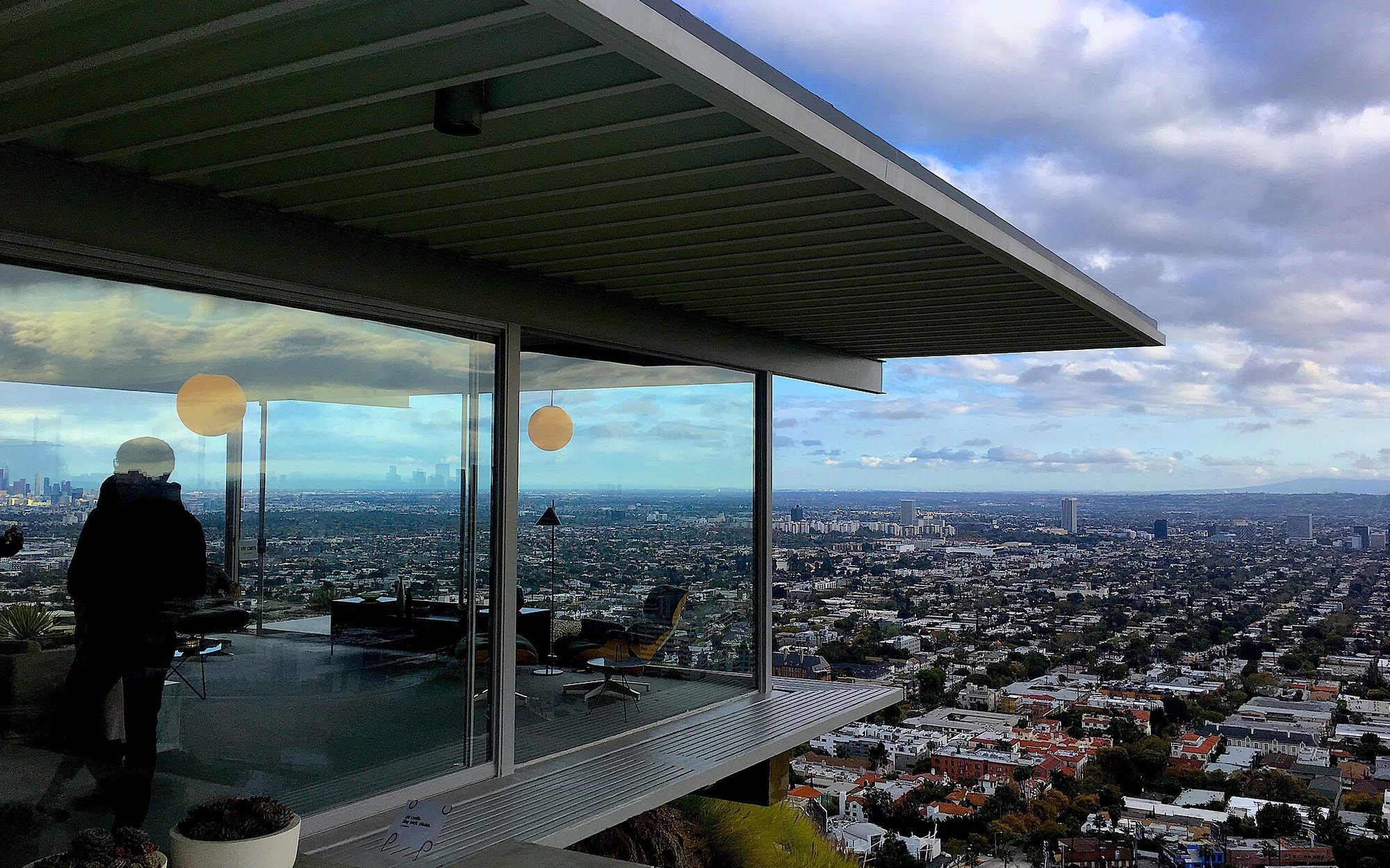 Słynna modernistyczna willa na sprzedaż. Trafia na rynek po 65 latach