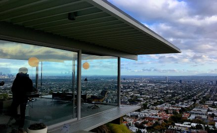 Widok z salonu Stahl House zapewnił tej nieruchomości status kultowej.