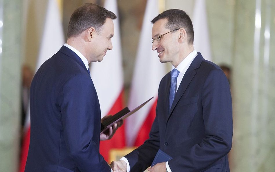 Sondaż: Prezydent i premier oceniani średnio