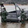 Ukraińscy żołnierze podczas testów nowego bezzałogowego drona nawodnego o nazwie Barracuda