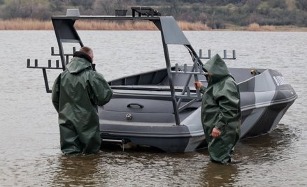 Ukraińscy żołnierze podczas testów nowego bezzałogowego drona nawodnego o nazwie Barracuda