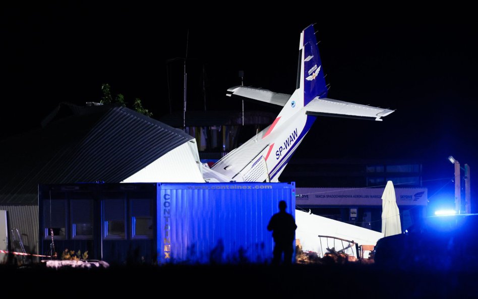 Miejsce katastrofy lotniczej w Chrcynnie pod Nasielskiem, gdzie samolot cessna uderzył w hangar, w k