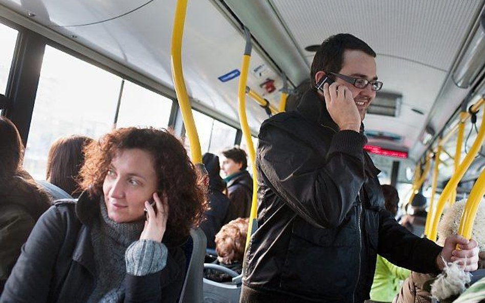 Na głośne rozmowy przez telefony komórkowe skarżą się nie tylko kierowcy autobusów, ale i pasażerowi