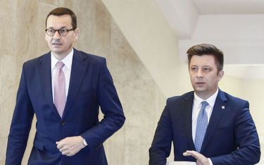 Pracę premiera Morawieckiego (z lewej) dobrze ocenia 42 proc. ankietowanych. To najwyższa ocena w ca