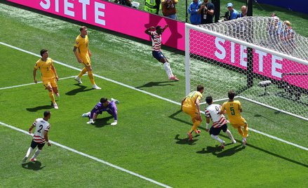 Cameron Burgess trafia do bramki Australijczyków