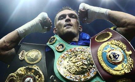 Ołeksandr Usyk z mistrzowskimi pasami