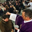 Post, modlitwa i jałmużna to praktyki pobożnościowe, które na czas Wielkiego Postu zaleca Kościół