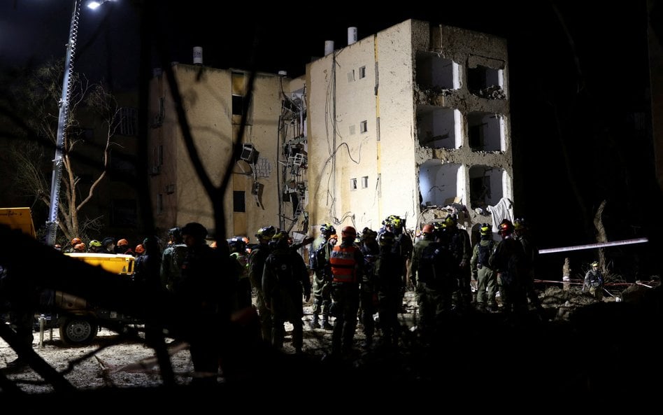 Izraelscy żołnierze na miejscu uderzenia pocisku w mieście Arad