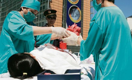 Członkowie Falun Gong od lat organizują inscenizacje, by przekonać opinię publiczną za granicą, że w