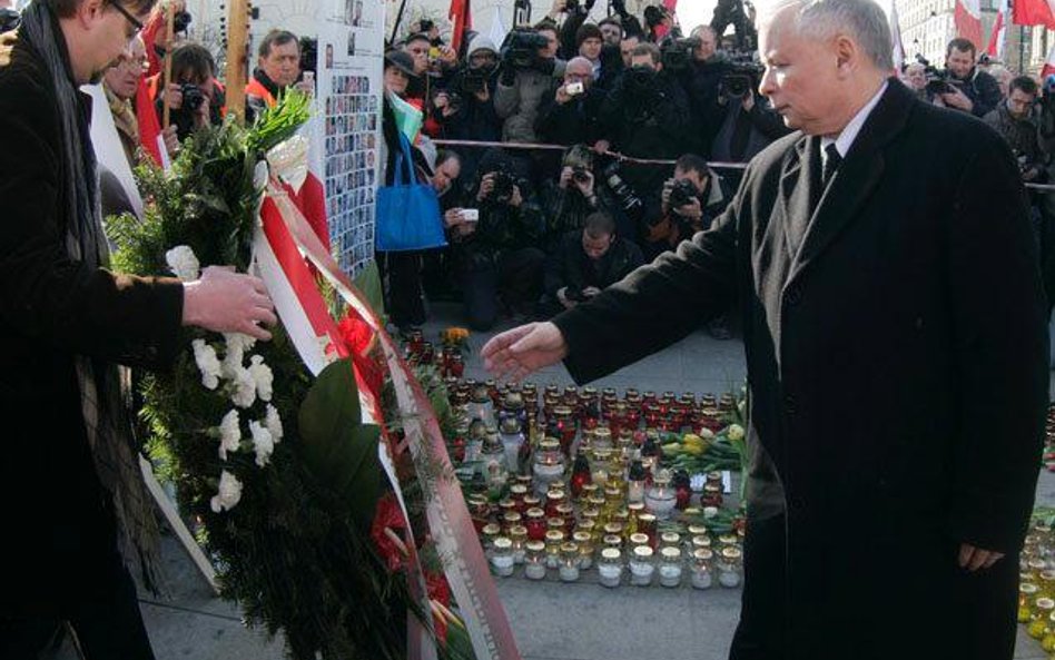 PiS: pod Pałacem gromadzą się ci, którzy chcą uczcić pamięć ofiar.