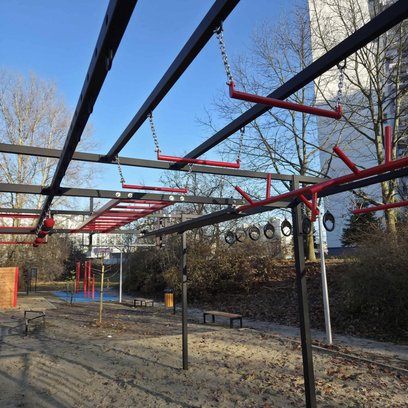 To pełnoprawny tor przeszkód, którego elementy kojarzone są z popularnych zawodów w stylu telewizyjn