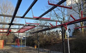 To pełnoprawny tor przeszkód, którego elementy kojarzone są z popularnych zawodów w stylu telewizyjn