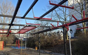 To pełnoprawny tor przeszkód, którego elementy kojarzone są z popularnych zawodów w stylu telewizyjn