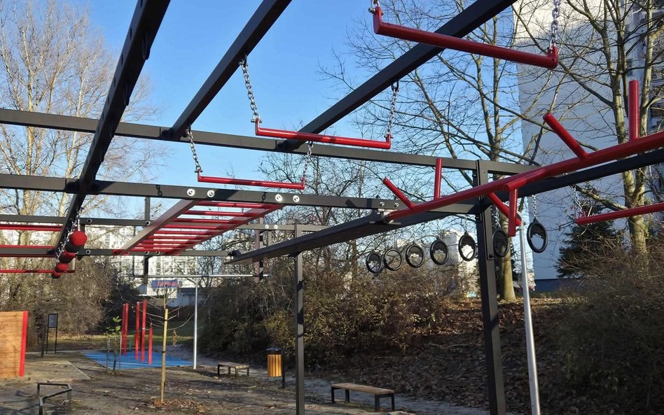 To pełnoprawny tor przeszkód, którego elementy kojarzone są z popularnych zawodów w stylu telewizyjn