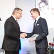 Krzysztof Kwiatkowski przyjmuje nagrodę z rąk syna Andrzeja Bączkowskiego, Mateusza