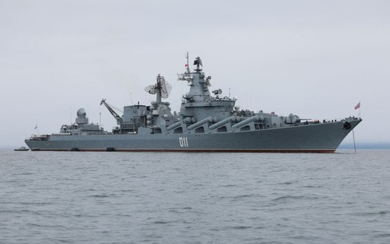 Rosyjski krążownik rakietowy Wariag u wybrzeży Sachalinu