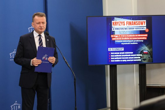 Szef klubu PiS Mariusz Błaszczak na konferencji prasowej dotyczącej finansów Ministerstwa Obrony Nar