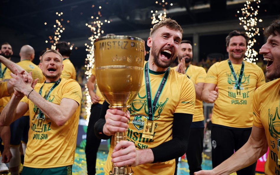 Z pucharem Mateusz Bieniek