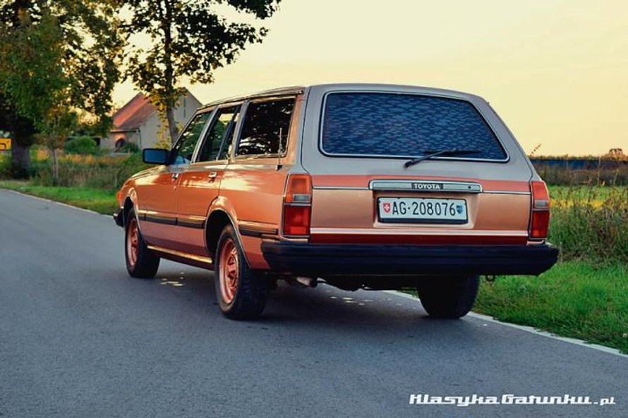 Nadwozie niewątpliwie urzeknie fanów starych kanciastych Volvo.