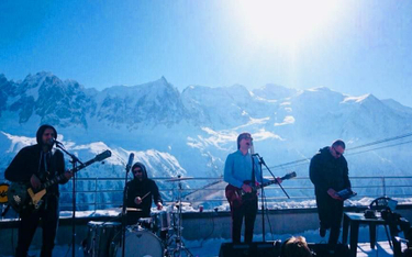 Trupa Trupa podczas koncertu pod szczytem Mont Blanc we Francji