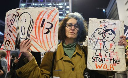 Krewni izraelskich zakładników przetrzymywanych w Strefie Gazy przed siedzibą izraelskiego ministers