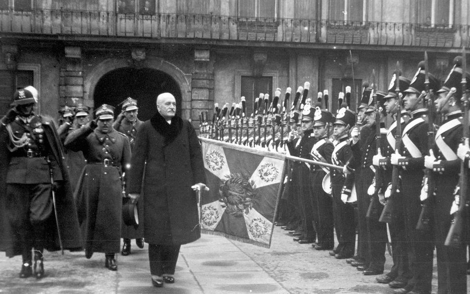 29 listopada 1938r. Warszawa. Prezydent RP Ignacy Mościcki przechodzi przed frontem oddziałów podcho