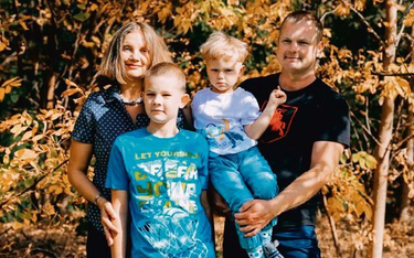 Palina i Andrej Szarendowie z synami. W szczęśliwych czasach archiwum