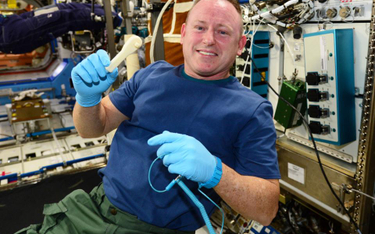 Astronauta Barry Wilmore i wydrukowany na stacji orbitalnej klucz