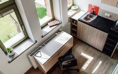 Clipsterzy mają do dyspozycji mikroapartamenty z kuchnią, łazienką, biurkiem i łóżkiem na antresoli.