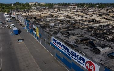 Zniszczona po pożarze hala kompleksu handlowego przy ul. Marywilskiej 44 w Warszawie