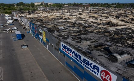 Zniszczona po pożarze hala kompleksu handlowego przy ul. Marywilskiej 44 w Warszawie