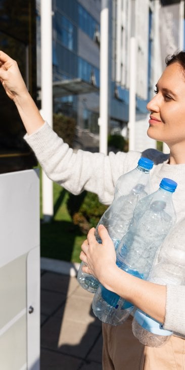 Opłata za butelkę ma motywować do oddawania tych opakowań w postaci nadającej się do recyklingu i po