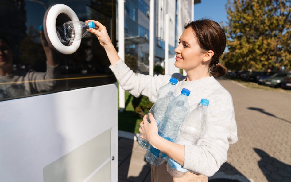 Opłata za butelkę ma motywować do oddawania tych opakowań w postaci nadającej się do recyklingu i po