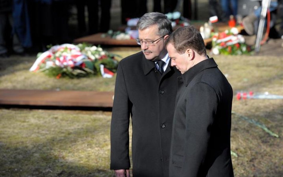 Prezydenci Polski i Rosji Bronisław Komorowski i Dmitrij Miedwiediew w Katyniu w 2011 roku. To były 