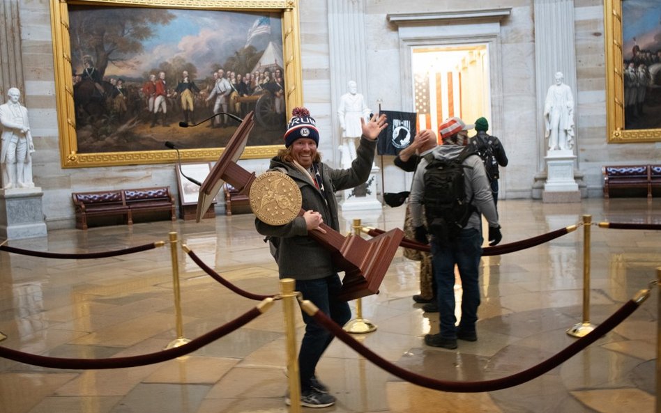 "Szaman" i mężczyzna, który ukradł mównicę Nancy Pelosi, aresztowani