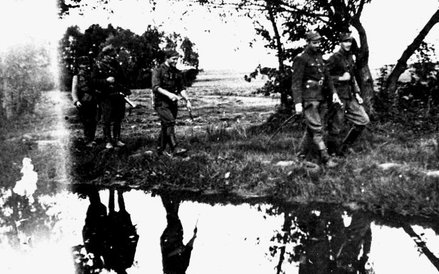 5. Brygada Wileńska w marszu, drugi z prawej mjr „Łupaszka”, obok niego adiutant por Jerzy Jezierski