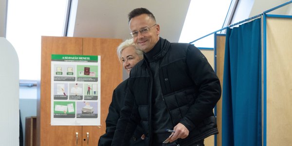 Były szef MSZ Węgier w rządzie Viktora Orbána zatrudniony przez koncern z Chin