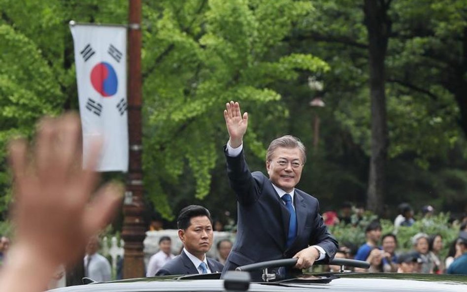 Moon Jae-in pierwszy raz przejeżdża przez Seul jako prezydent kraju.