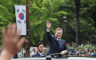 Moon Jae-in pierwszy raz przejeżdża przez Seul jako prezydent kraju.