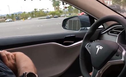 Tesla oferuje autopilota w wersji testowej najwyraźniej nie licząc się potencjalnymi konsekwencjami