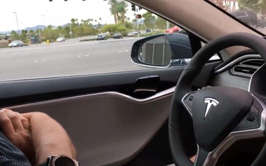 Tesla oferuje autopilota w wersji testowej najwyraźniej nie licząc się potencjalnymi konsekwencjami