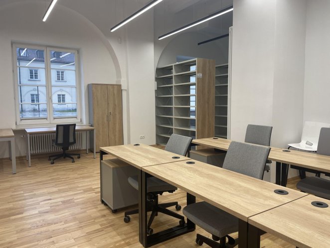 Na parterze budynku powstały nowe sale dydaktyczne. Natomiast całe pierwsze piętro dostosowano do os