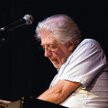 John Mayall urodził się w 1933 roku i od dzieciństwa miał kontakt z muzyką. Ale choć sam uczył się g